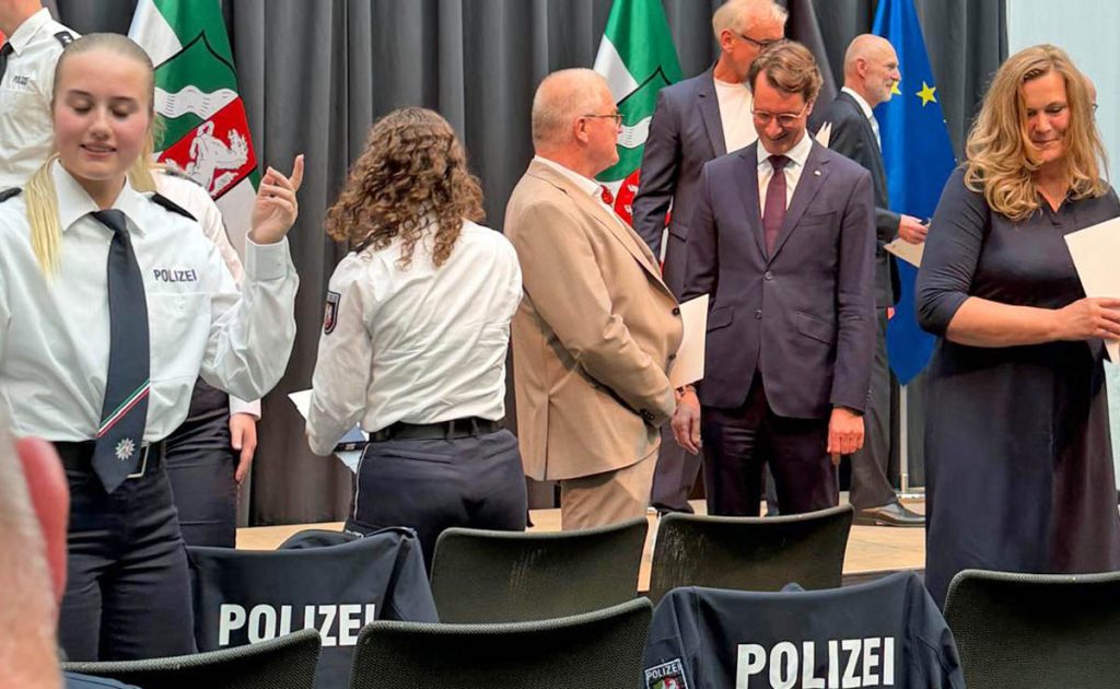 Ministerpräsident Hendrik Wüst überreicht Andreas Höing aus Raesfeld die Rettungsmedaille