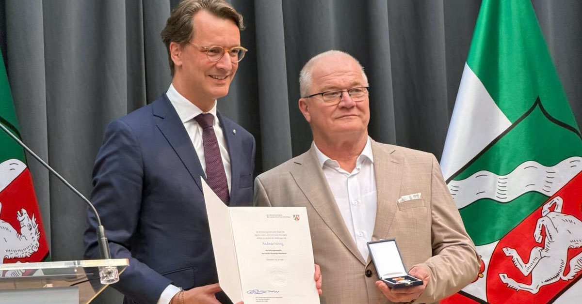 Hendrik Wüst ehrt Andreas Höing aus Raesfeld