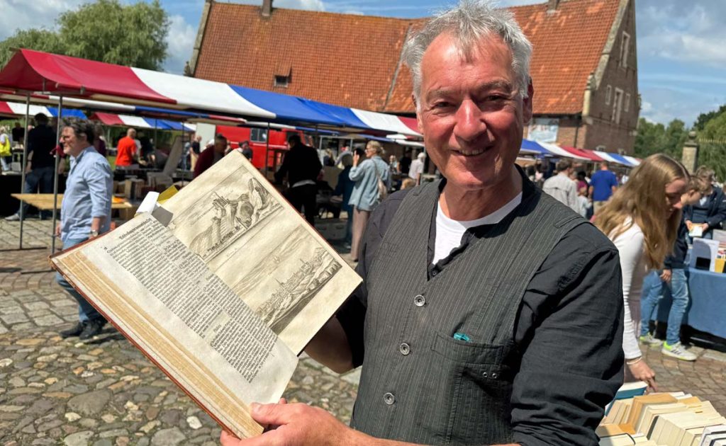 Antiquar Rainer Heeke aus Bredevoort beim Büchermarkt am Schloss Raesfeld
