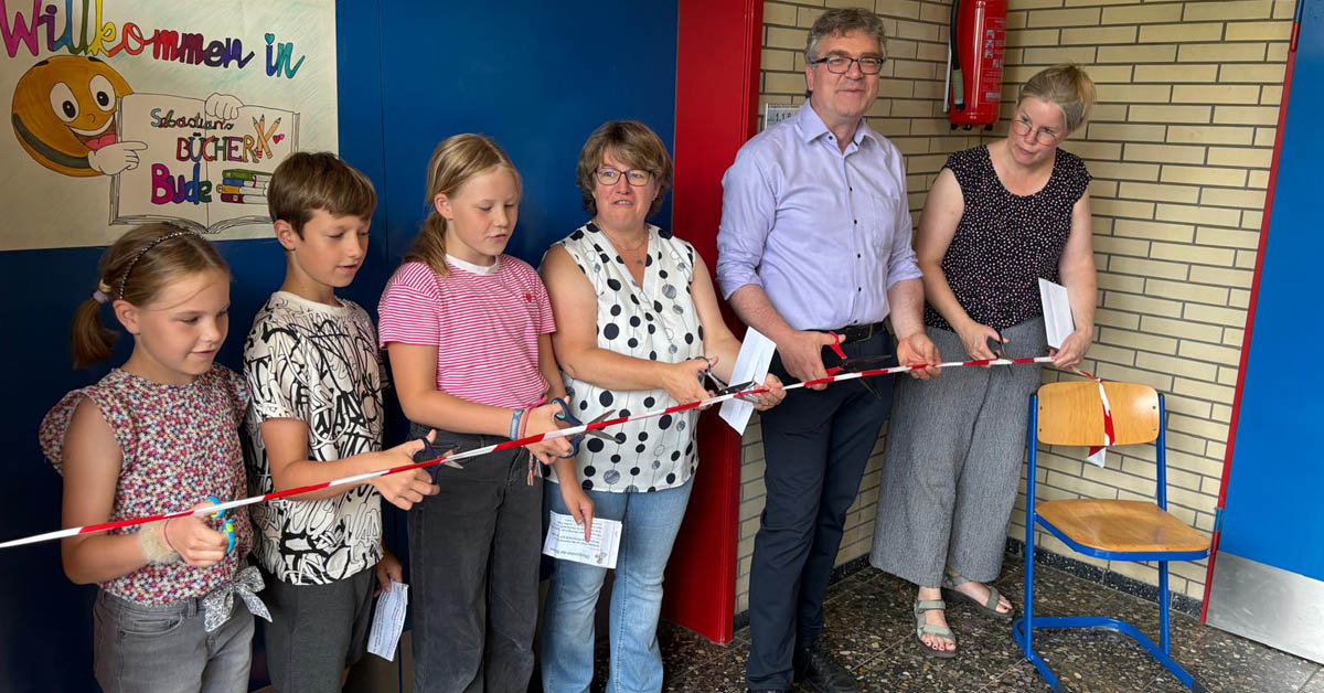 Eröffnung der Schulbücherei Bastis Bücherbude an der St.-Sebastian-Schule mit Schülern.