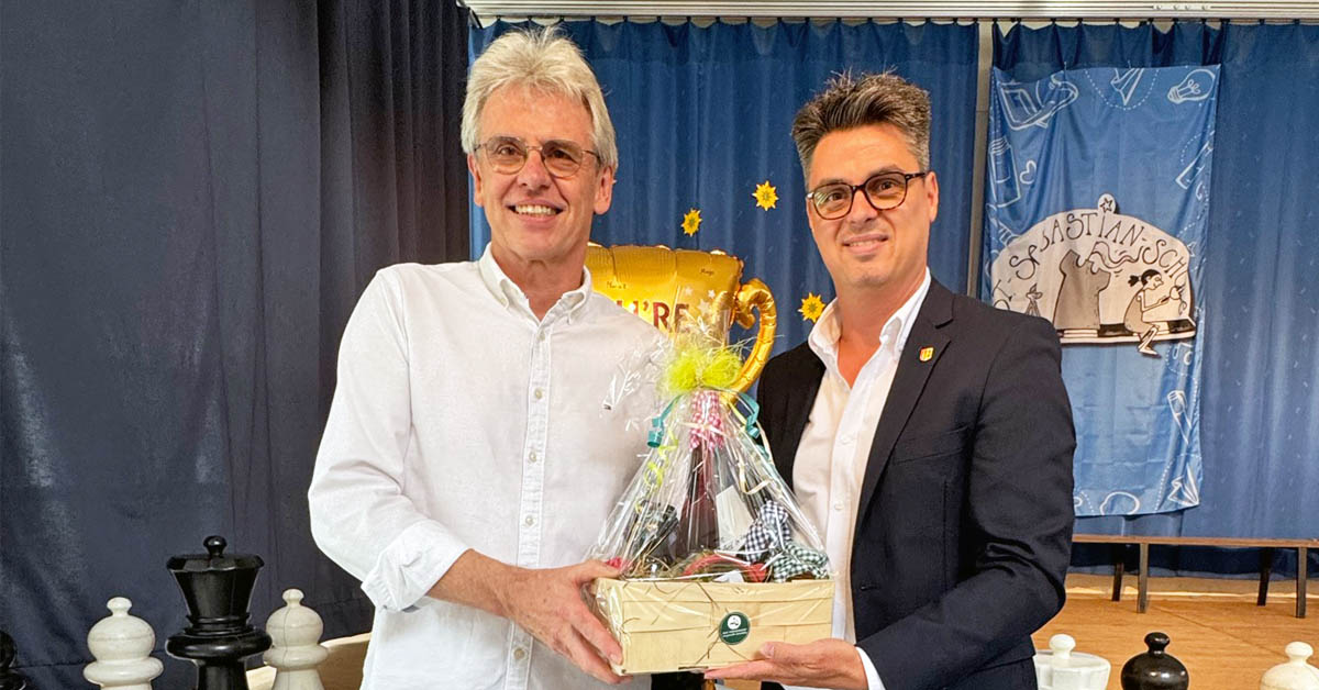 Bürgermeister Dirk Kuhmann mit Manfred Grömping bei dessen Verabschiedung