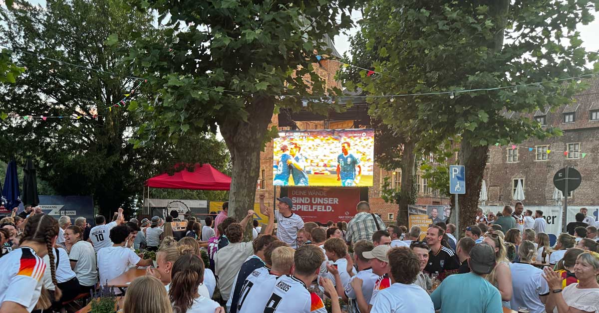 WM Spiel-Großleinwand Freit 24 Schloss Raesfeld