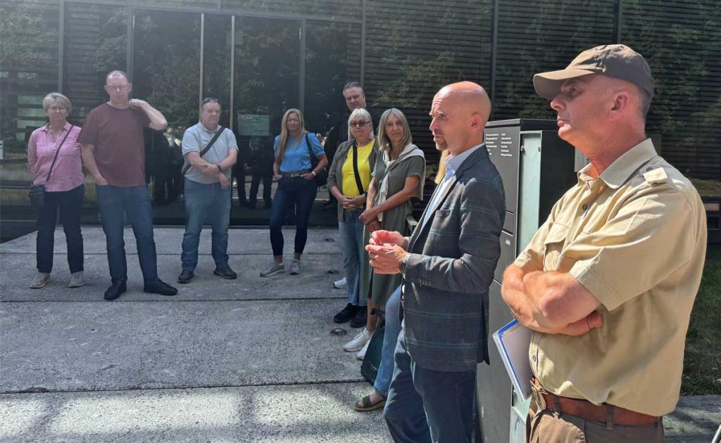 Christoph Große-Kreul, Geschäftsführer Christoph Beemelmans und Ingo Bönning stellen Gästen aus Politik und Verwaltung die Pläne für den Tiergarten am Schloss Raesfeld vor.