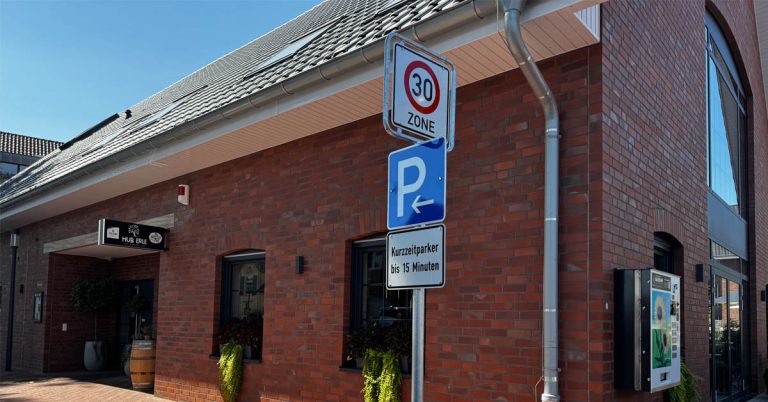 Neue Kurzzeitparkpläte vor dem HUB Erle