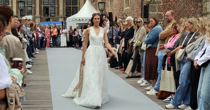 Brautkleid auf dem Laufsteg beim Wedding-Festival Raesfeld