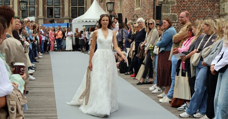 Brautkleid auf dem Laufsteg beim Wedding-Festival Raesfeld