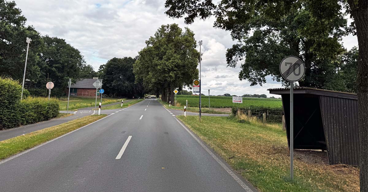Blick auf die Marienthaler Straße in Raesfeld-Erle mit einer Bushaltestelle am Fahrbahnrand. Die Straße steht im Mittelpunkt der Diskussion um die Schülerbeförderung zur Silvesterschule.