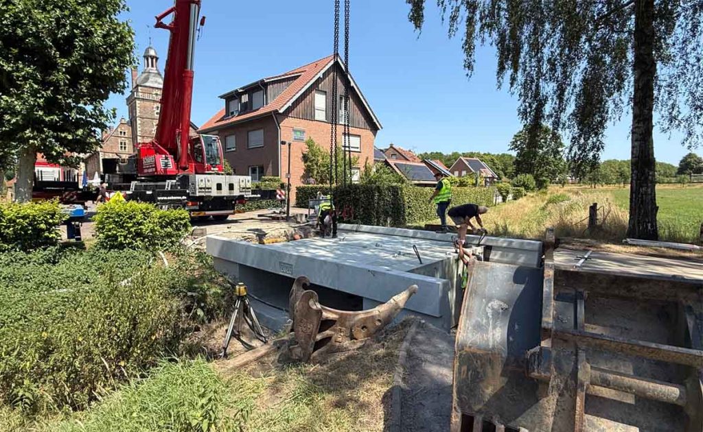 Montage neue Brücke am Schloss Raesfeld
