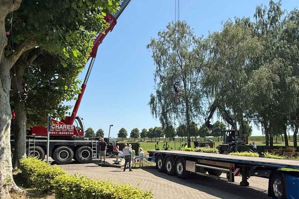 Anlieferung der neuen Brücke am Schloss Raesfeld