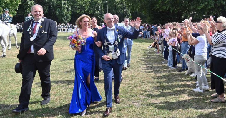 König Werner Vorholt und Königin Kerstin Bleker bei der Parade auf der Festwiese in Raesfeld.