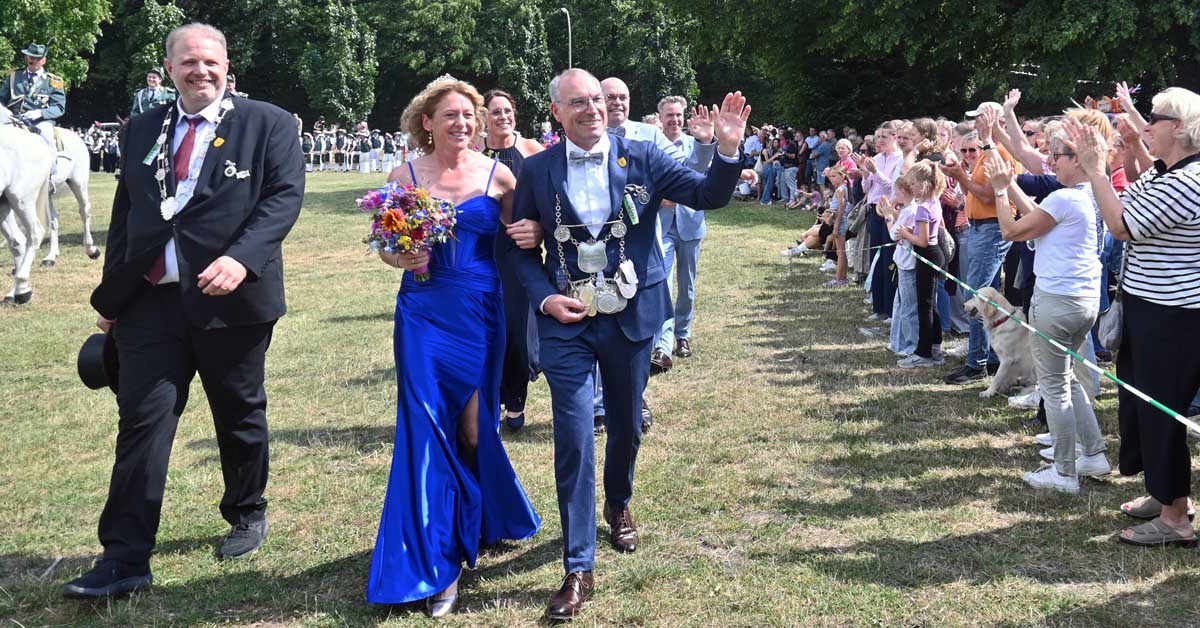 König Werner Vorholt und Königin Kerstin Bleker bei der Parade auf der Festwiese in Raesfeld.