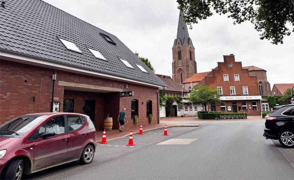 Dauerparker vor dem HUB Erle