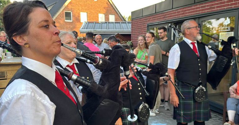 Raesfeld in Sommerlaune: Wenn in Erle der Dudelsack auf Blausmusik trifft