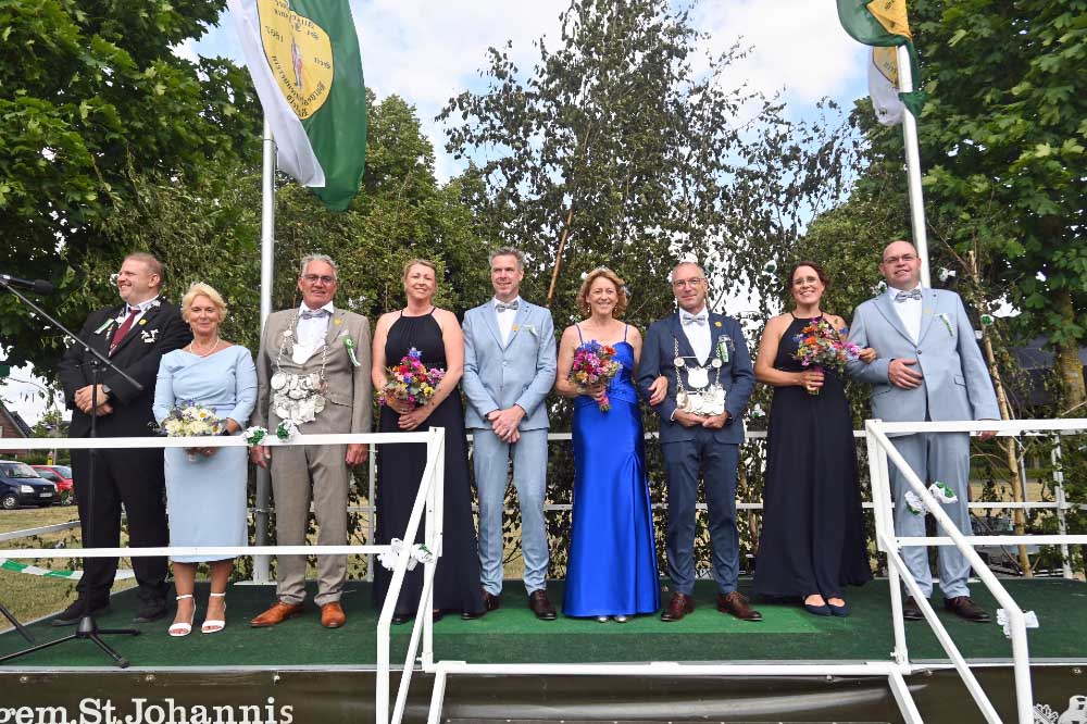 König Werner Vorholt und Königin Kerstin Bleker bei der Parade auf der Festwiese in Raesfeld.