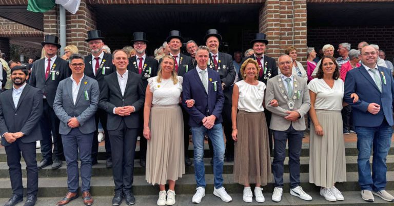 Großer Zapfenstreich am Rathaus Raesfeld für das amtierende Königspaar König Werner Vorholt und Königin Kerstin Bleker