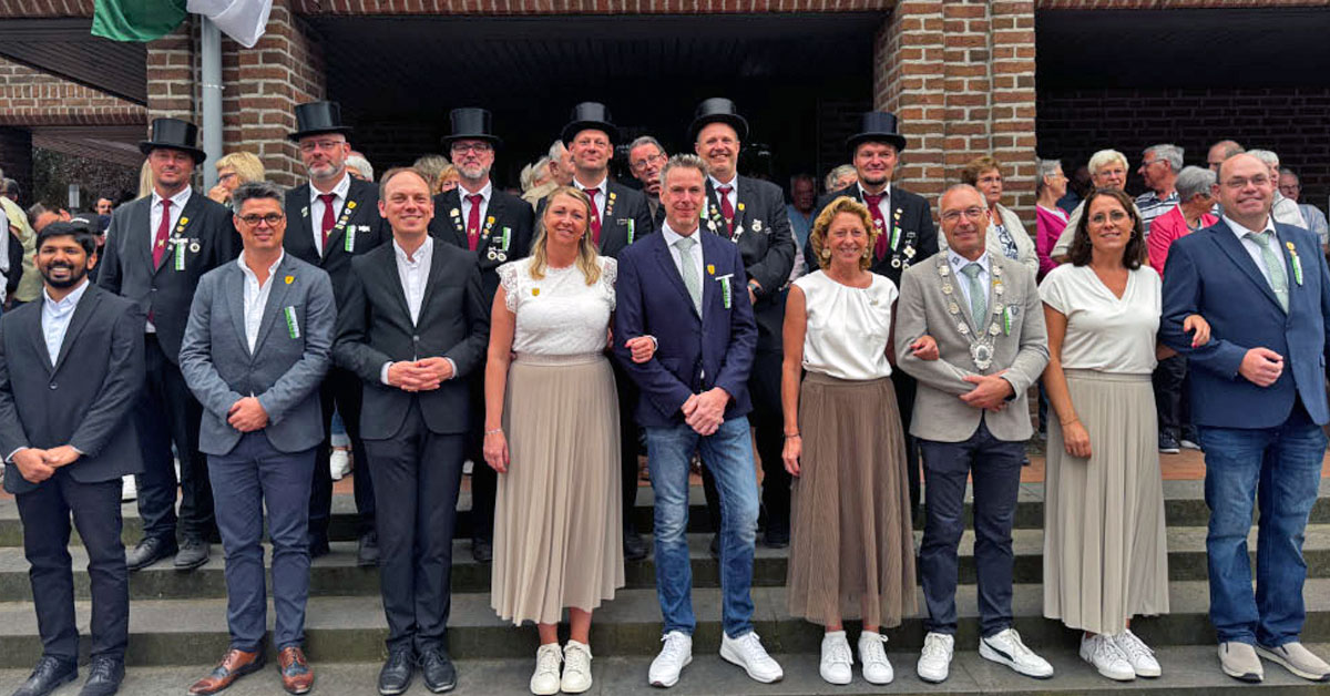 Großer Zapfenstreich am Rathaus Raesfeld für das amtierende Königspaar König Werner Vorholt und Königin Kerstin Bleker