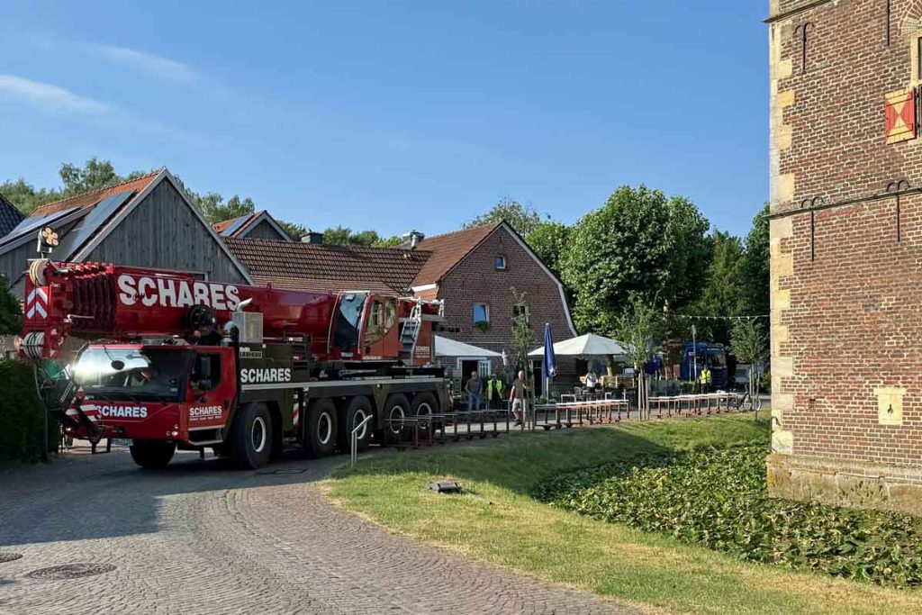 Anlieferung der neuen Brücke am Schloss Raesfeld