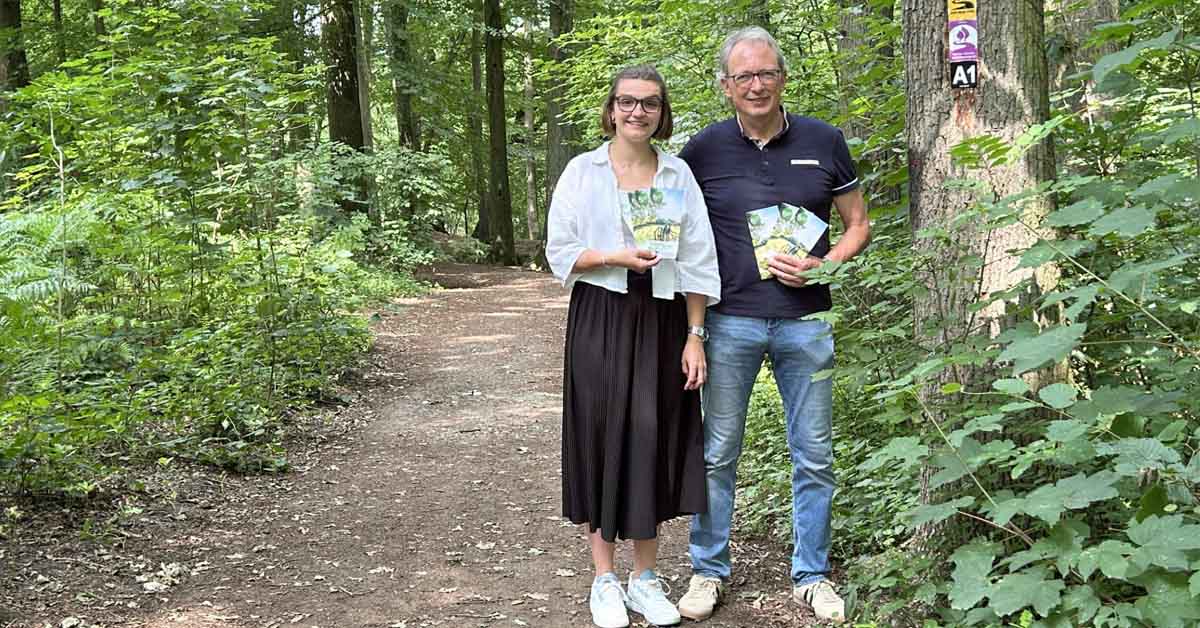 Ina Hufe und Markus Büsken stellen die neue Wanderkarte für Raesfeld vor.