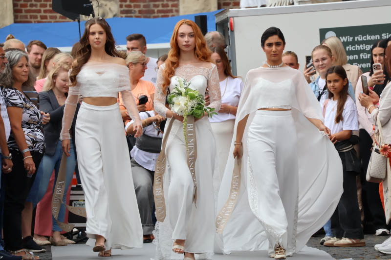 Brautkleid auf dem Laufsteg beim Wedding-Festival Raesfeld