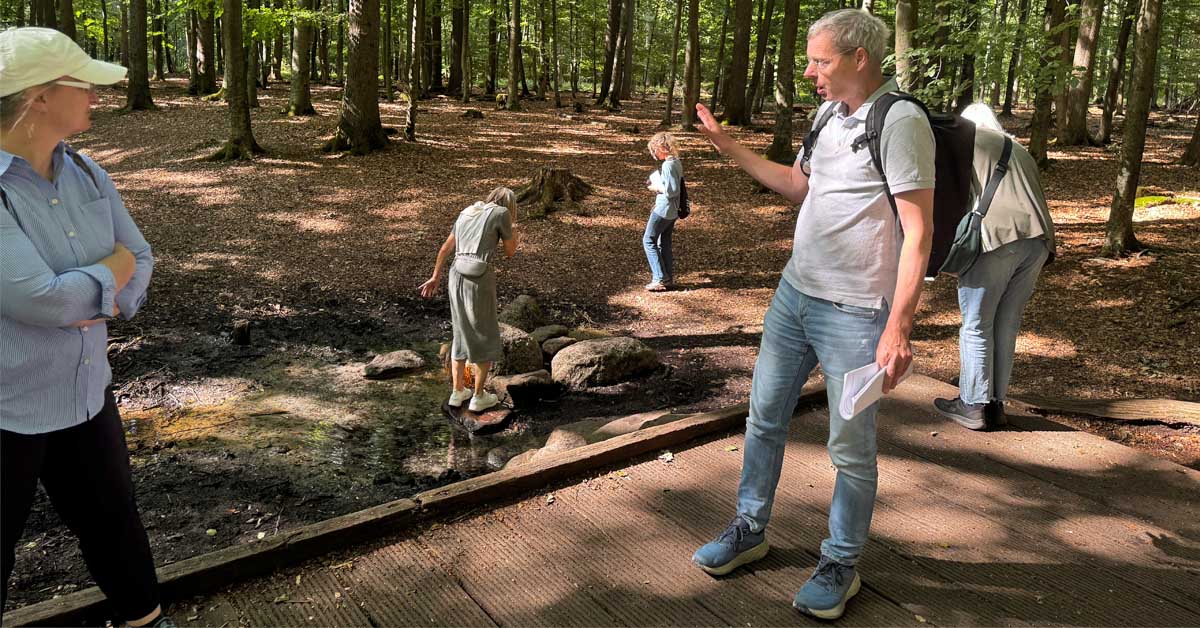 Ingo Bünning erklärt die Pläne für die Wellbrock-Quelle im Tiergarten Raesfeld.