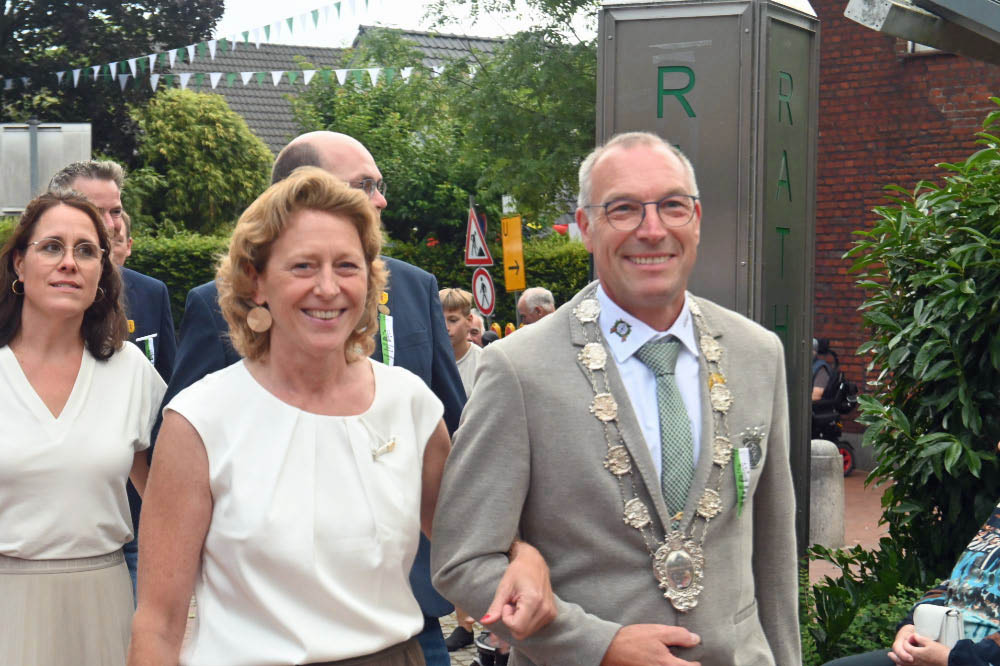 Zapfenstreich eröffnet Schützenfest Raesfeld