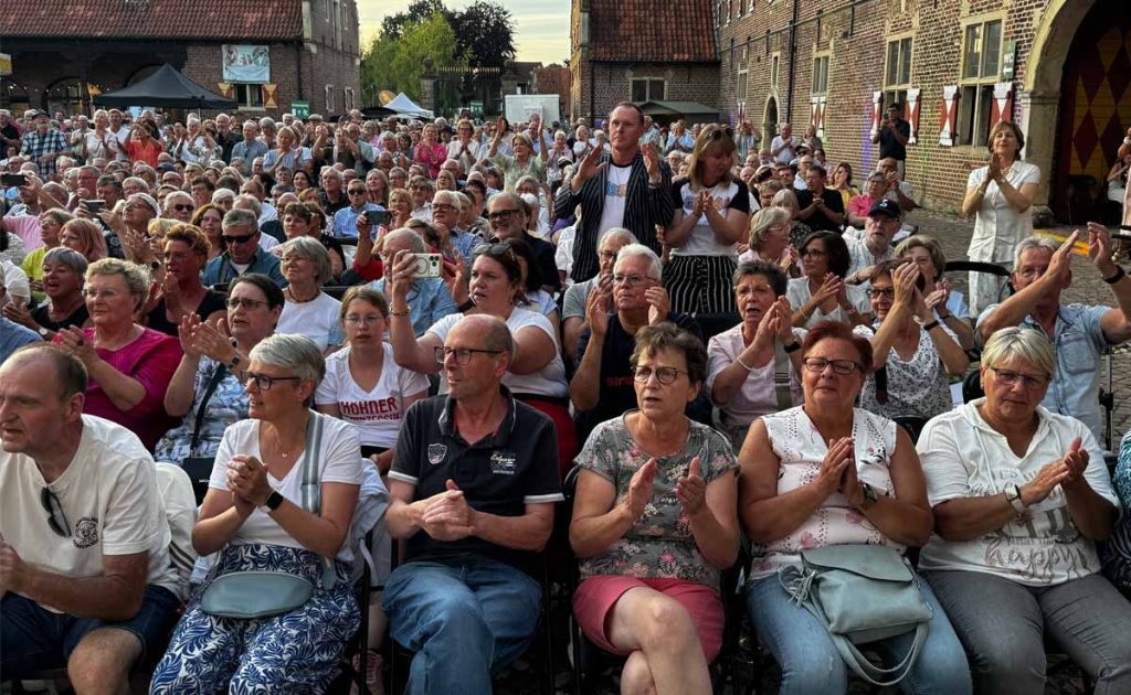 1000 Besucher beim Höhner-Konzer am Wasserschloss Raesfeld