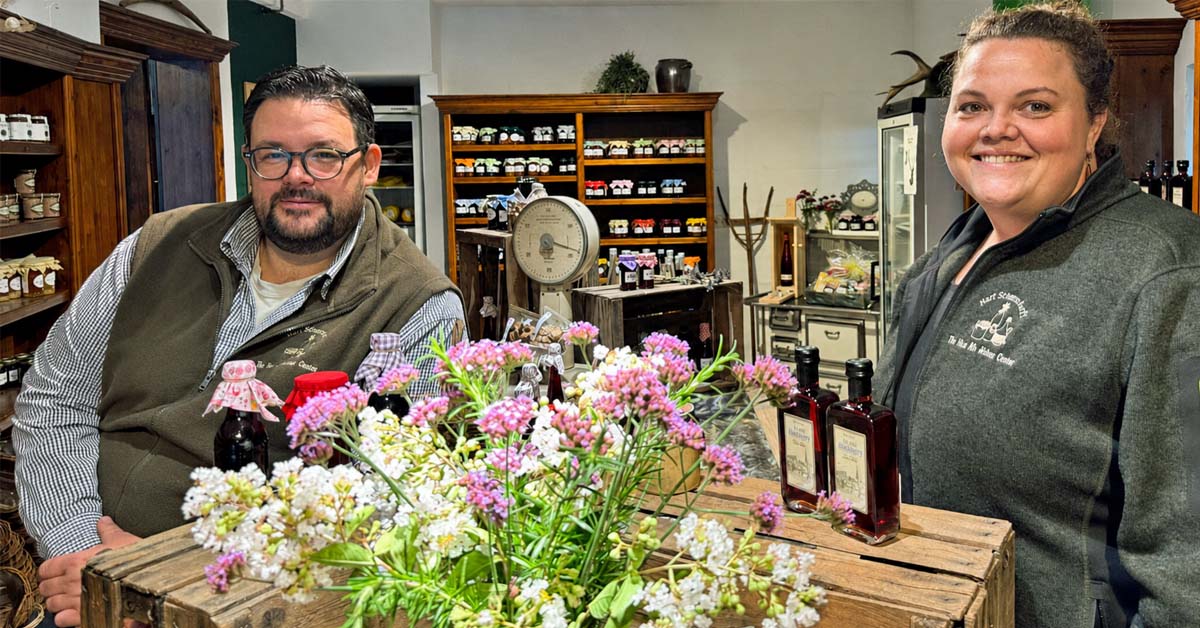 Verena und Johannes Stegerhoff im Hofladen vor dem 33. Bauernmarkt in Erle