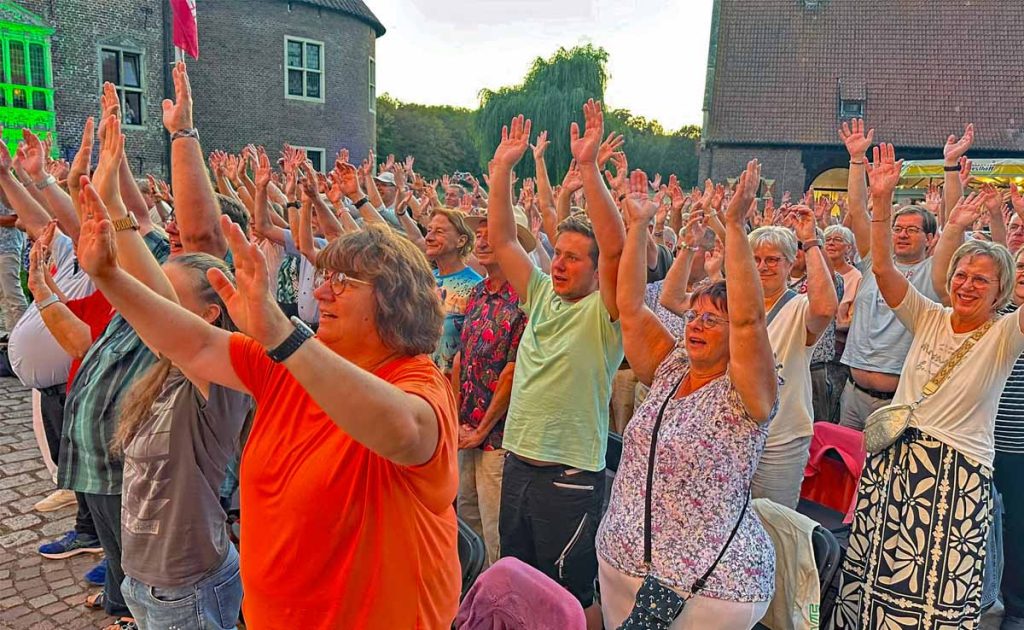 Publikum in bester Stimmung beim Konzert in Raesfeld mit den Höhnern