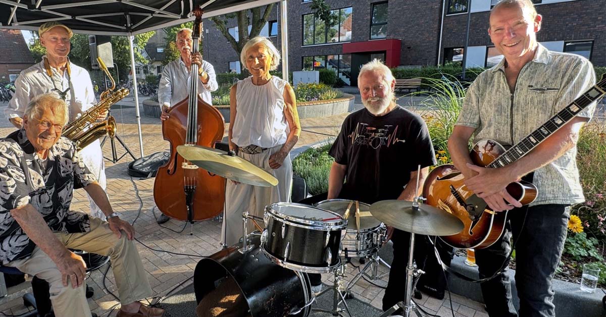 Die Band Chickenleg spielt beim Jazzabend auf dem Dorfplatz Böckenhoff in Erle.
