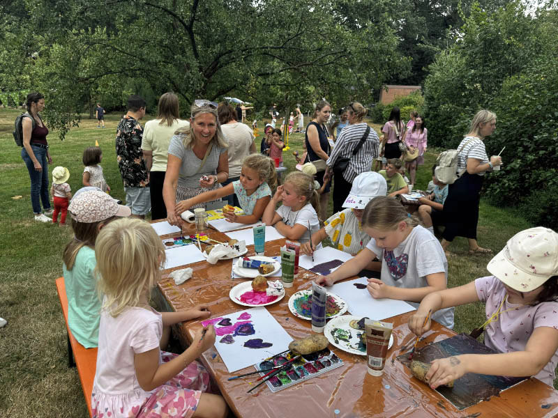 Kinder gestalten mit Kartoffeldruck bunte Leinwände