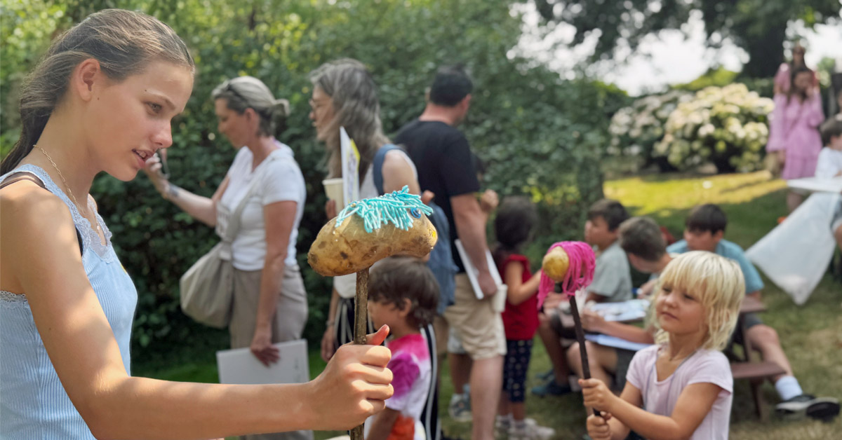 Kinder bei der Kartoffel-Ferienaktion auf dem Hof Breil