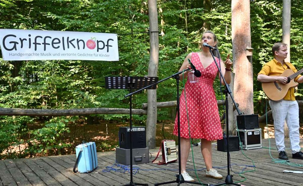 Das Duo Griffelknopf brachte beim Westenergie Familientag Kinderlieder auf die Waldbühne