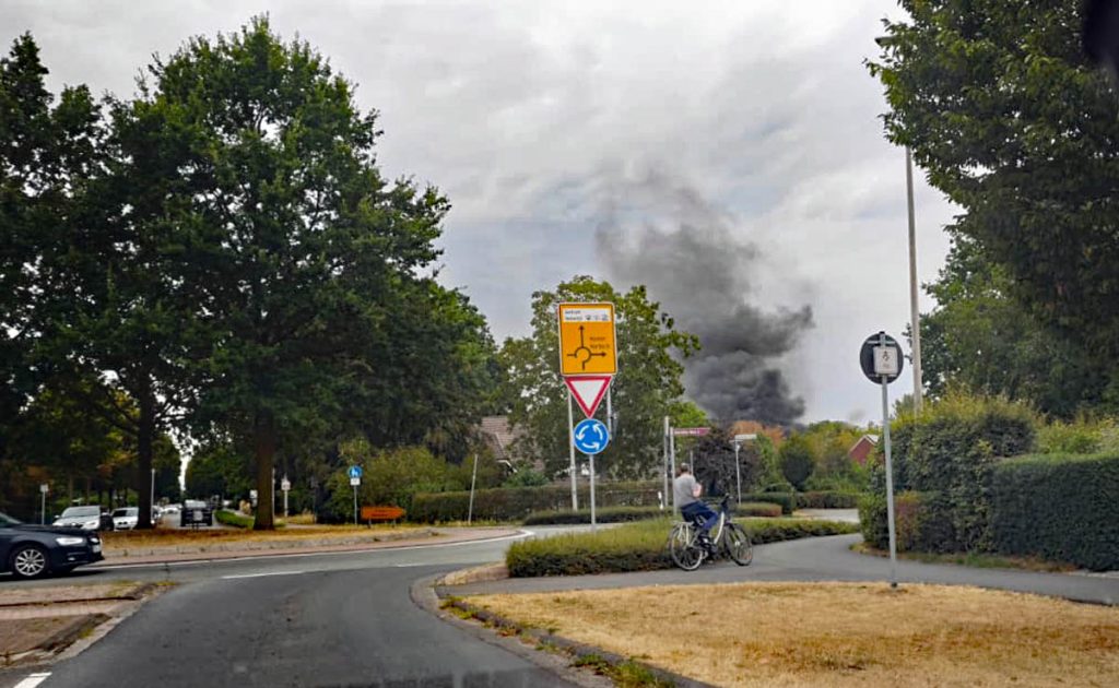 Feuerwehreinsatz am brennenden leerstehenden Bowlingcenter in Borken