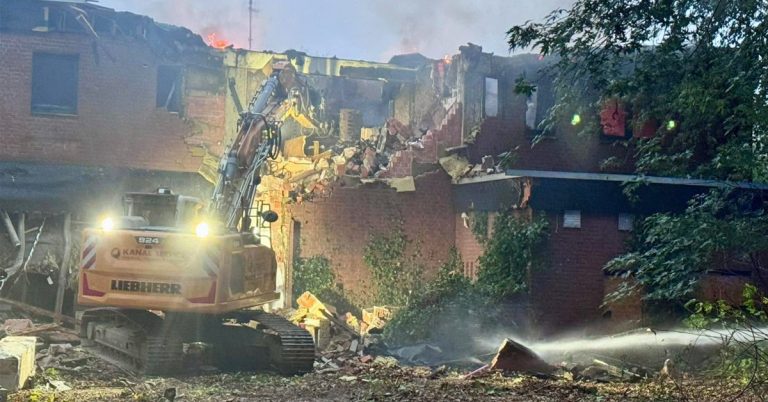 Feuerwehreinsatz am brennenden leerstehenden Bowlingcenter in Borken