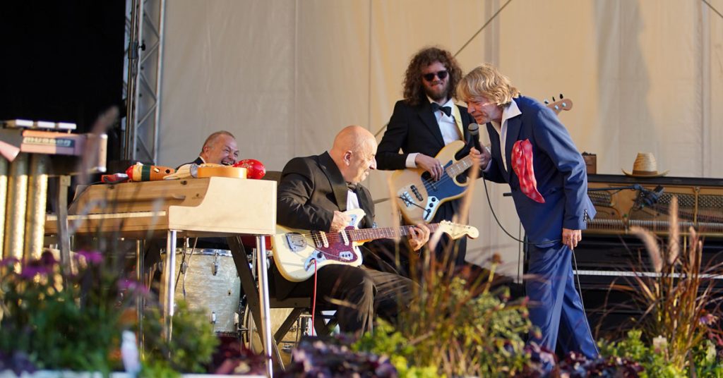 Helge Schneider begeistert vor ausverkauftem Haus am Schloss Raesfeld