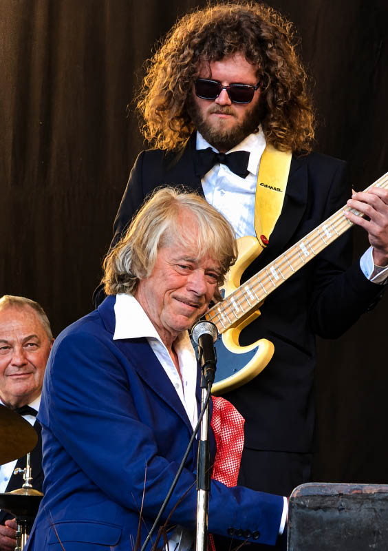 Helge Schneider begeistert beim ausverkauften Konzert am Schloss Raesfeld