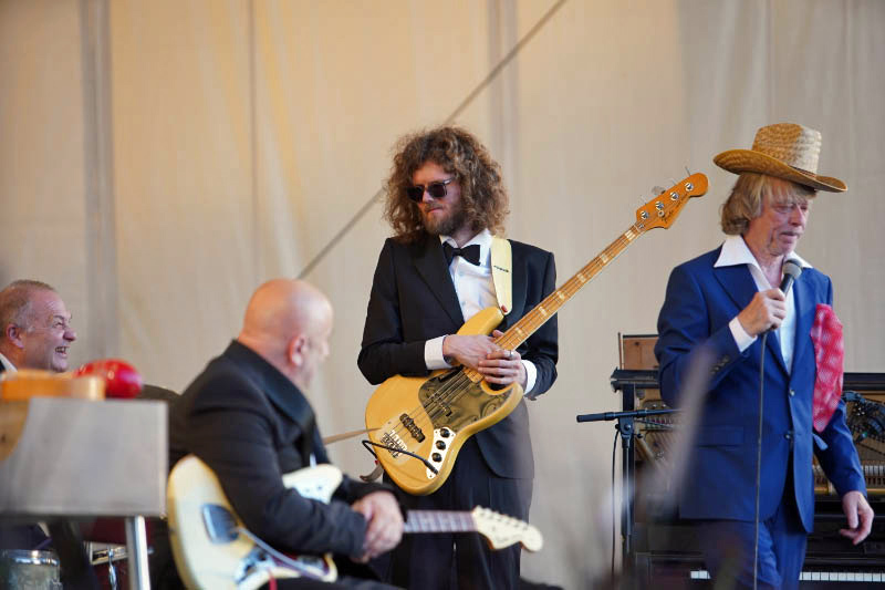 Helge Schneider begeistert beim ausverkauften Konzert am Schloss Raesfeld mit Jazz, Katzenklo, Improvisation und schrägem Humor.