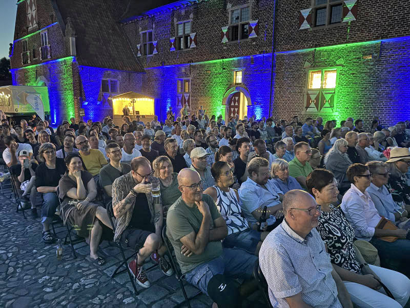 Helge Schneider begeistert beim ausverkauften Konzert am Schloss Raesfeld