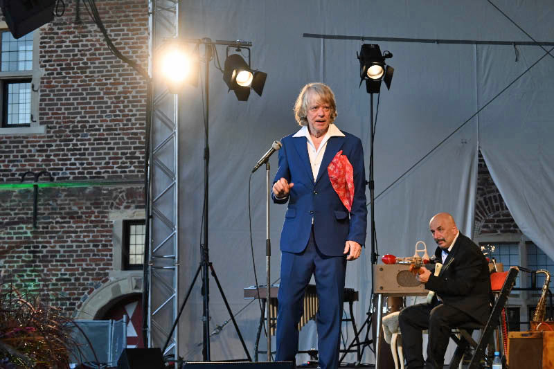 Helge Schneider begeistert vor ausverkauftem Haus am Schloss Raesfeld