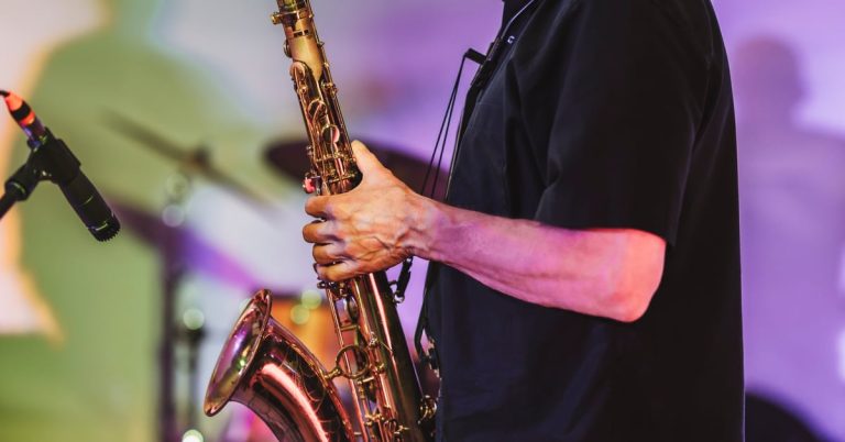 Saxofonist der Jazzfactory beim Jazzgenuss im FARB Borken