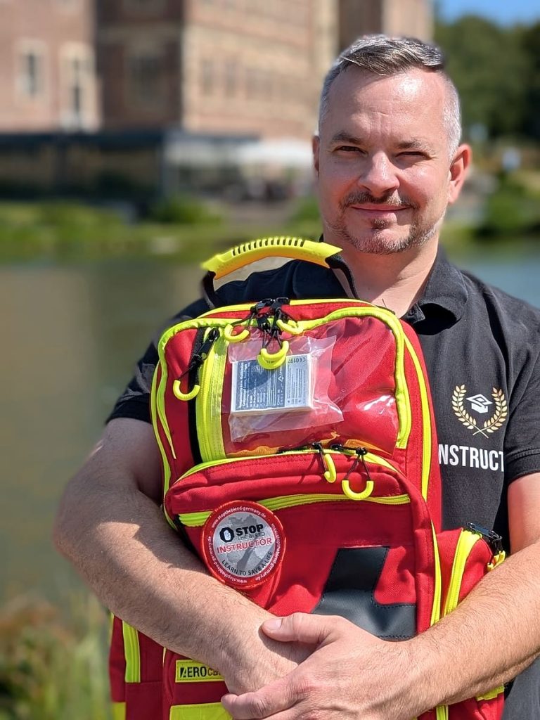 György Czeglédy mit Notfallrucksack vor Schloss Raesfeld