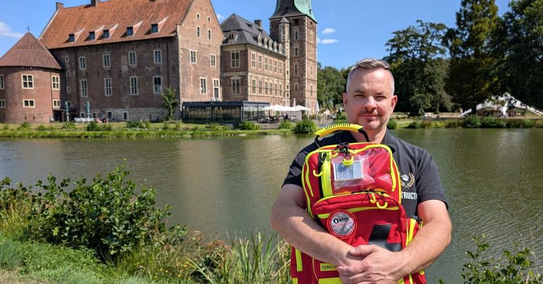 György Czeglédy mit Notfallrucksack vor Schloss Raesfeld