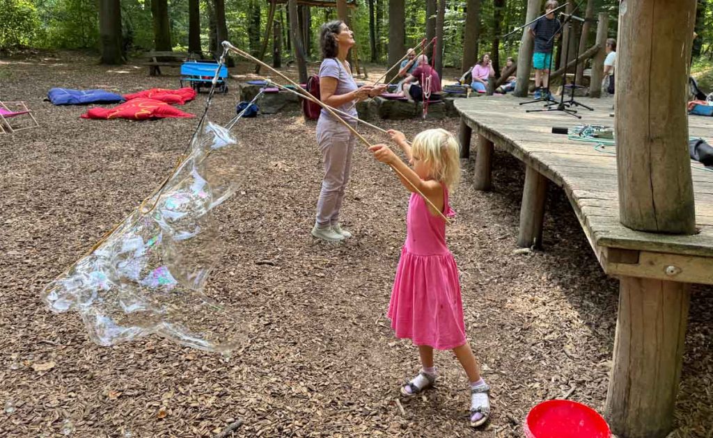 Das Duo Griffelknopf brachte beim Westenergie Familientag Kinderlieder auf die Waldbühne