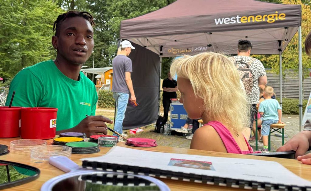 Das Duo Griffelknopf brachte beim Westenergie Familientag Kinderlieder auf die Waldbühne