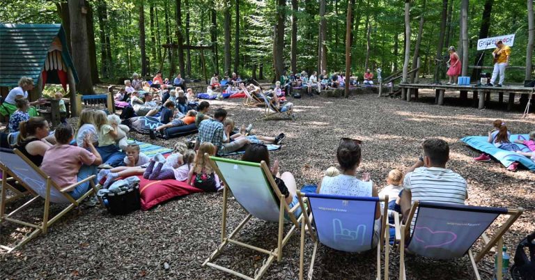 Das Duo Griffelknopf brachte beim Westenergie Familientag Kinderlieder auf die Waldbühne