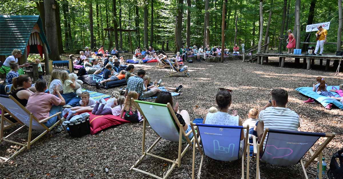 Das Duo Griffelknopf brachte beim Westenergie Familientag Kinderlieder auf die Waldbühne
