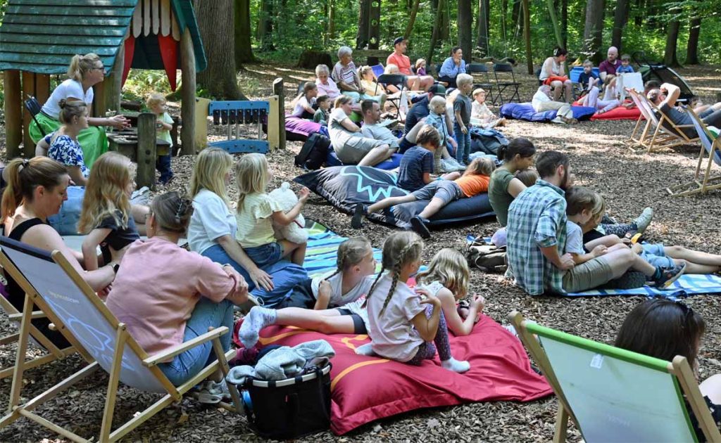 Das Duo Griffelknopf brachte beim Westenergie Familientag Kinderlieder auf die Waldbühne