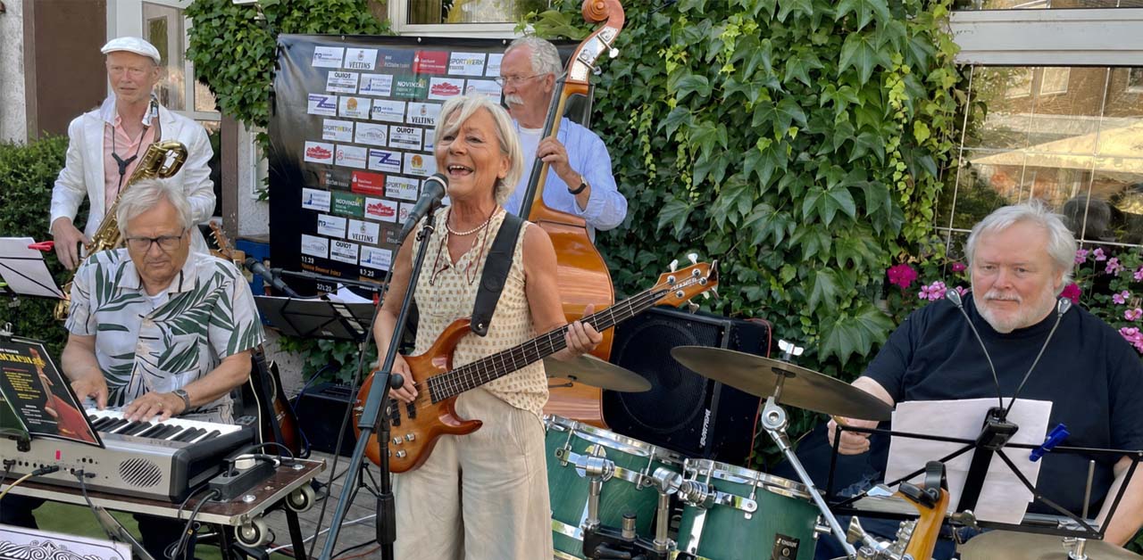 Jazz mit der Band Chickenleg auf dem Dorfplatz Erle