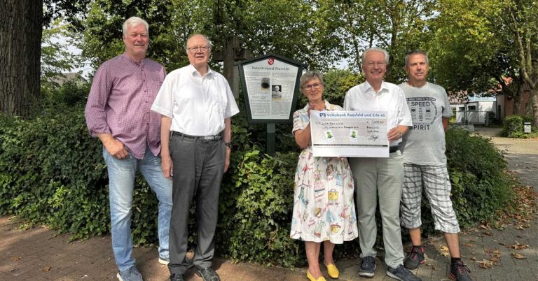 Froschkönig spendet für Geschichtsstationen in Erle
