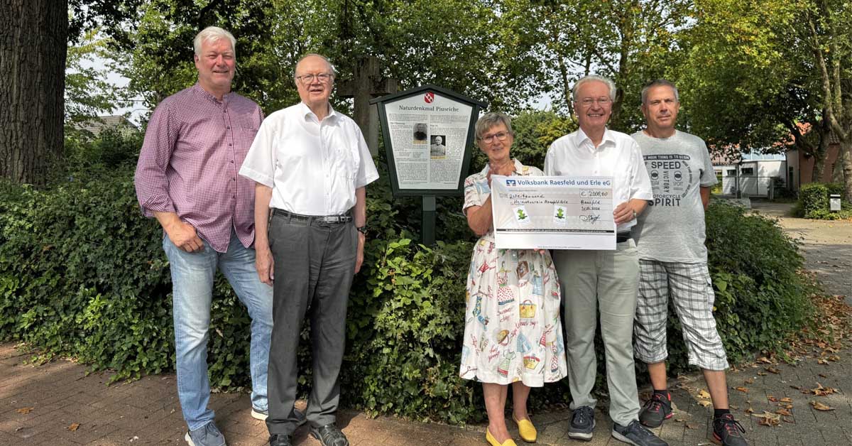 Froschkönig spendet für Geschichtsstationen in Erle